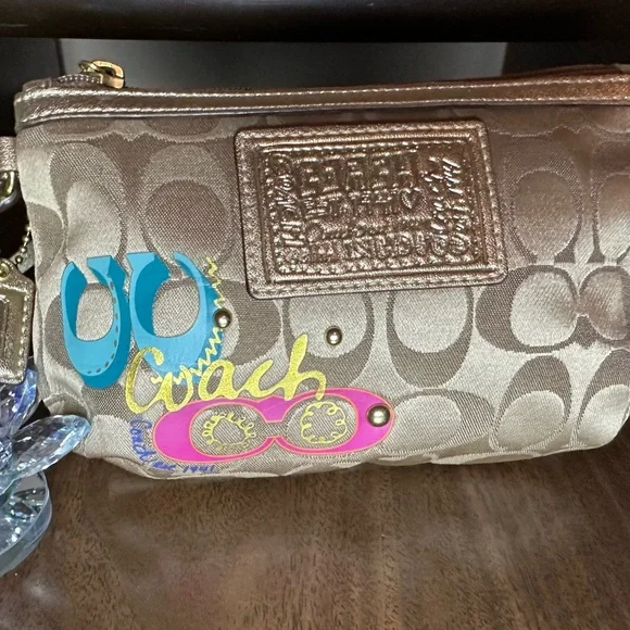 Coach NWOT Daisy Pop C Applique
Med Wristlet Bag - Picture 2 of 8